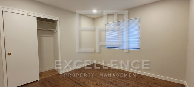 Building Photo - Spacious 5/3 Home With Fully Updated Kitchen, Over 2500SF of Space, Pets Negotiable