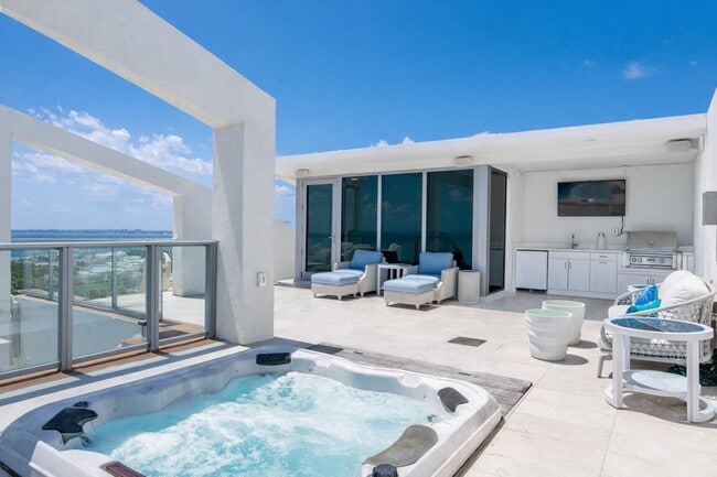 Building Photo - 3100 N Ocean Dr