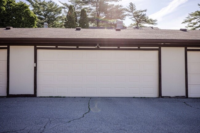 Building Photo - Beautiful Condo for Rent - Appliances included, washer and dryer hook ups, one and half bath, ver...