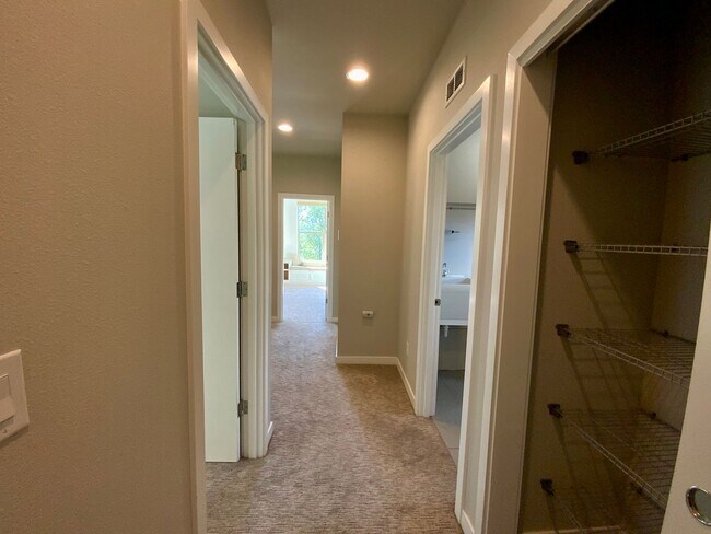 Building Photo - Stunning Home with Great Views