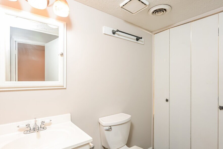 Building Photo - 405 Rill Crest Ct