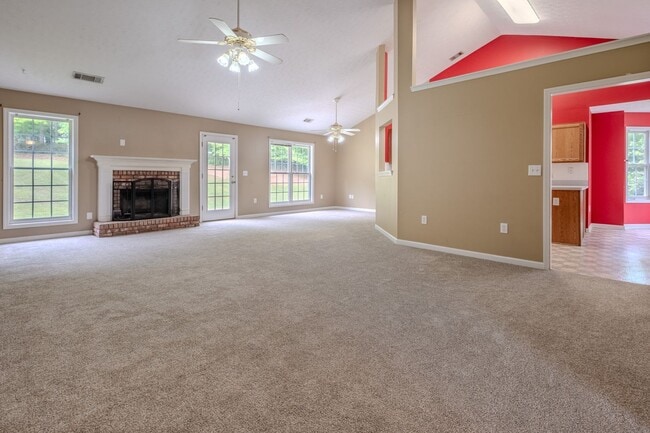 Building Photo - Beautiful 4 Bedroom Home on Large Private Lot in Hoschton