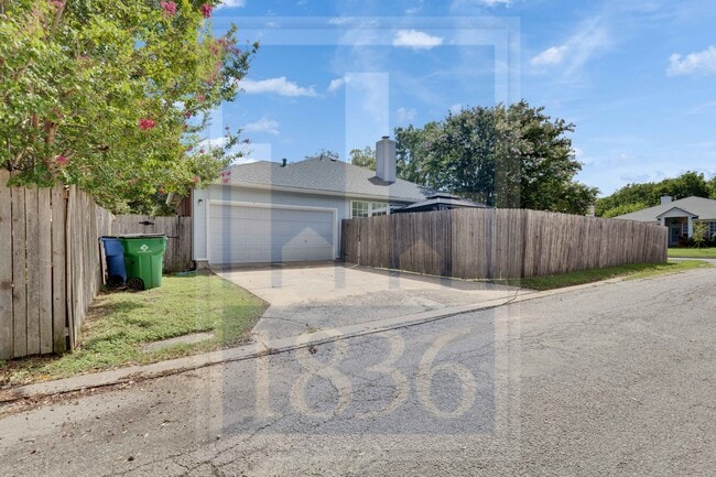 Building Photo - 1204 Thackeray Ln