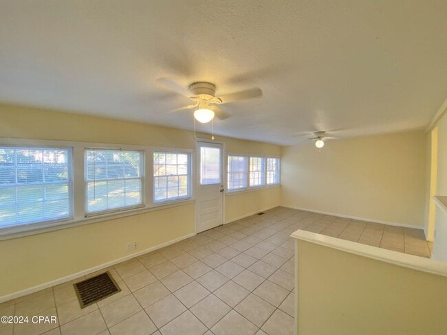 Building Photo - Home Centrally Located in Marianna, FL