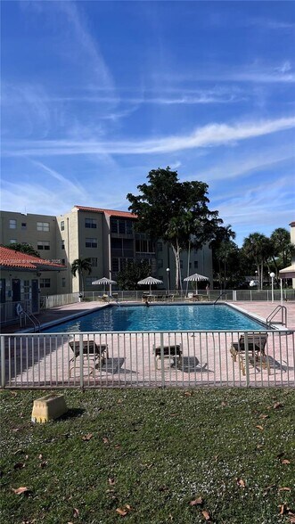 Primary Photo - 1800 N Lauderdale Ave