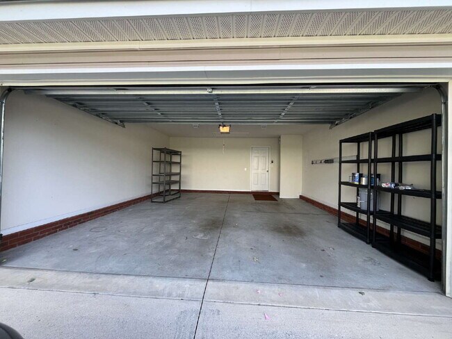 Building Photo - "Charming 3-Bed Townhouse with Granite Touches & Cozy Fireplace in Kernersville!"