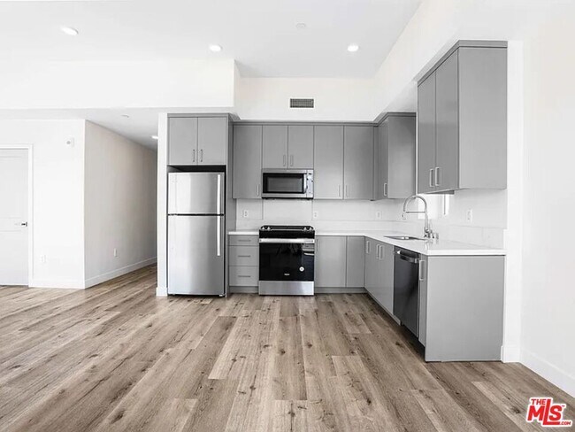 Building Photo - 3308 Mentone Ave
