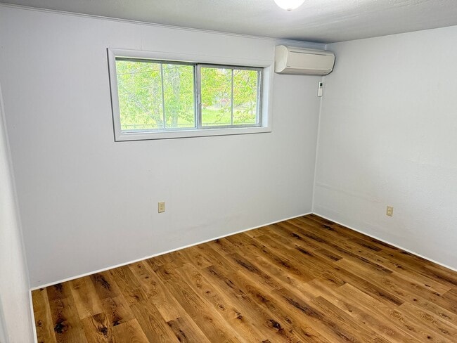 Building Photo - Huge 4 bedroom 2 bath house!