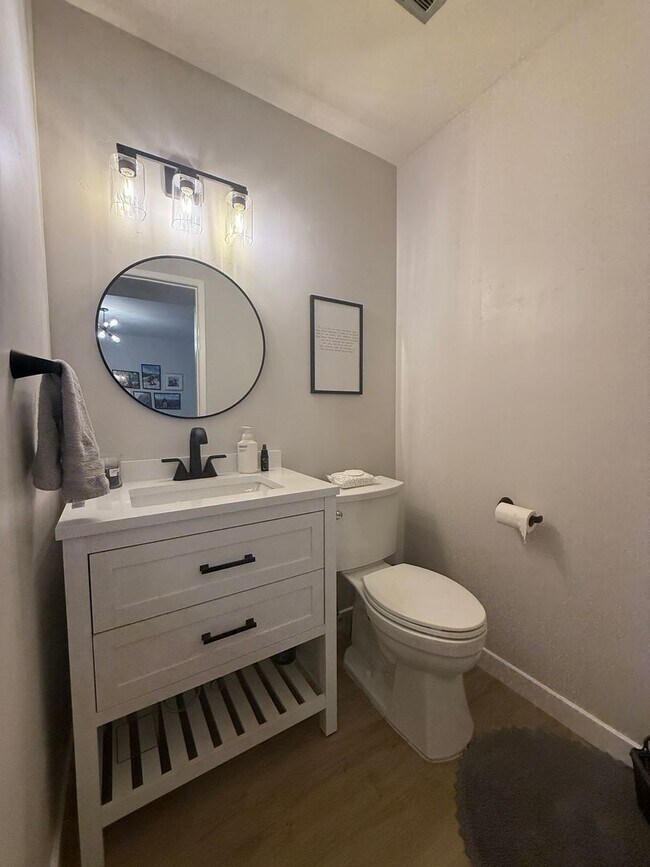Building Photo - Spacious 4 bedroom condo backs to Westwood...