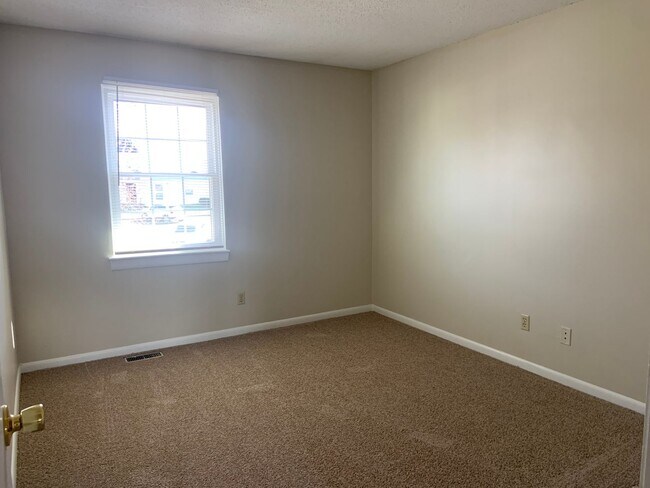Building Photo - 3 BR Condo convenient to I-40 and Wendover...