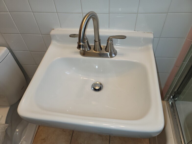 Building Photo - 2360 Walgrove Ave