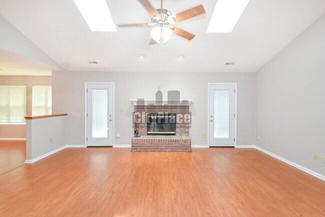 Building Photo - 740 Sweet Creek Dr