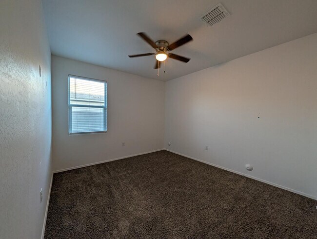 Building Photo - 9407 E Alfalfa Dr