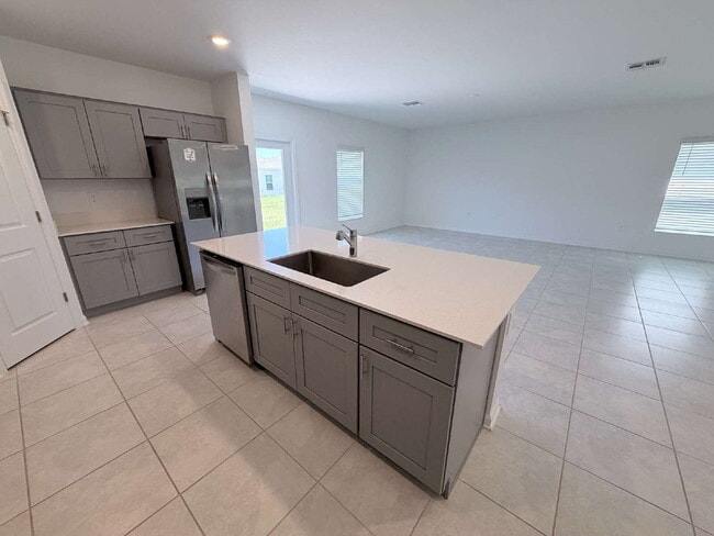 Building Photo - Available for Rent 5 spacious bedrooms and 2.5 bathrooms