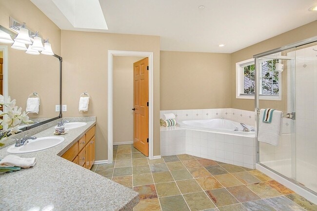 Building Photo - 4bd/2.5ba Newcastle Home