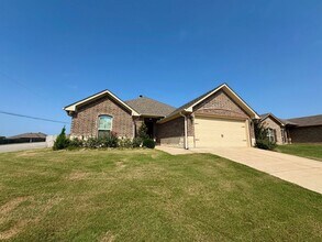 Building Photo - Available Now! Stunning 3 Bedroom 2 Bath i...