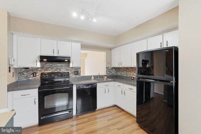 Building Photo - 168 Edinburgh Square