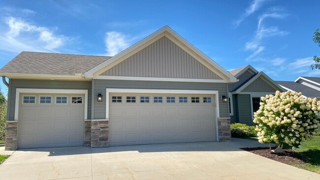 Building Photo - 3109 Tamarack Ln SE