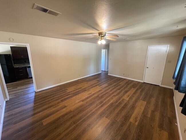 Building Photo - 3 Bedroom, 1.5 bath home in Chico, Just off the Esplanade, Excellent Location, Large Backyard