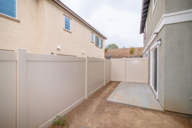 Building Photo - Brand New 3 Bed / 3 Bath Townhome In River...