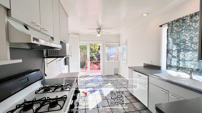 Building Photo - Spacious 2 bedroom Home w/ Backyard, Garage, and pet friendly!