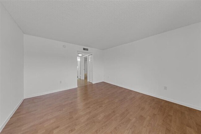 Building Photo - 721 N Pine Island Rd