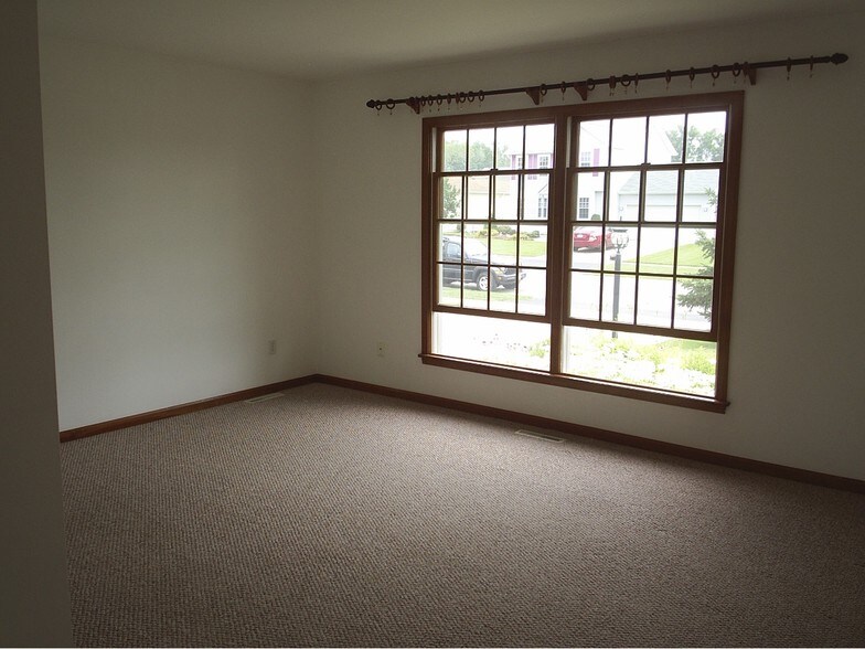 Large, brite, 13.5 x 21 ft Livingroom - 236 Crabapple Ln