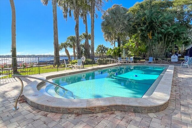 Building Photo - Executive Lakefront Living – 3 Bed, 2.5 Ba...