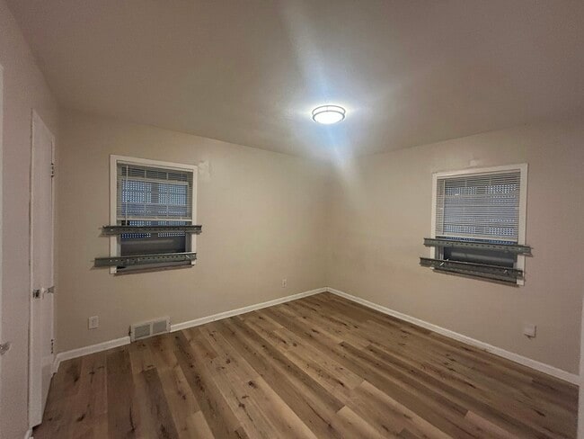 Building Photo - 5070 Lafontaine St