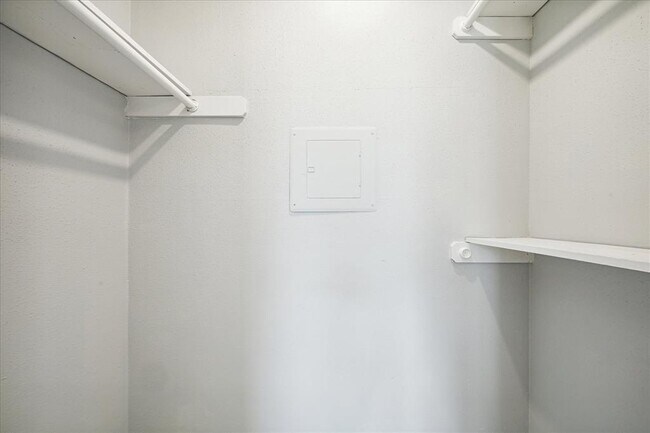Building Photo - 4021 Briar Hollow Dr