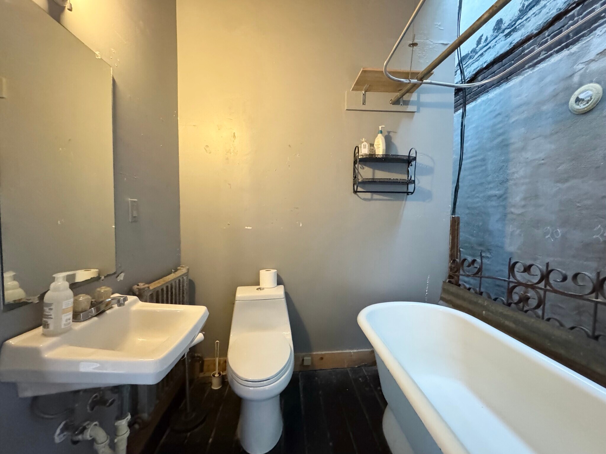 Building Photo - 915 W 16th St