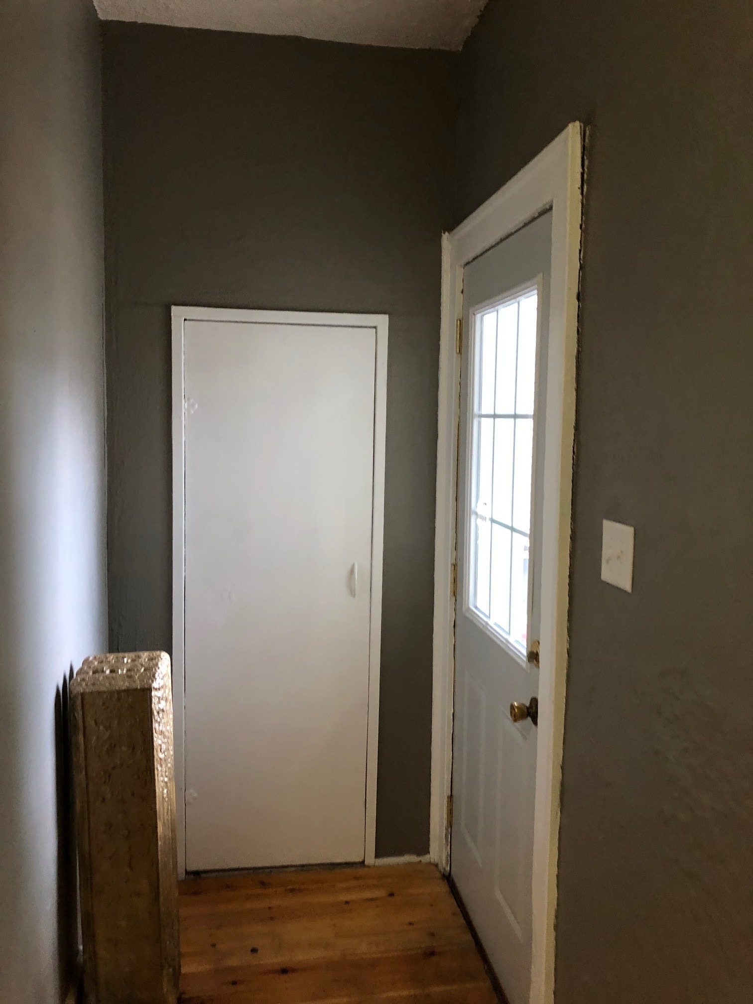 Hallway/Entry - 1041 Jenifer St