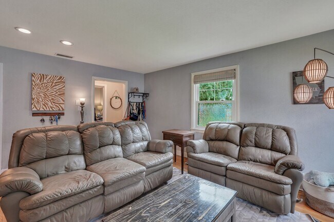 Building Photo - Charming 3-Bedroom Home in Savannah’s Parkside Neighborhood