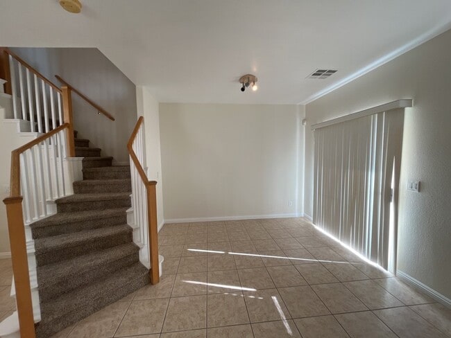 Building Photo - SPACIOUS 3-BEDROOM 2 1/2 BATH TOWNHOME IN GATED COMMUNITY