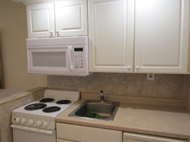 Building Photo - 2202 Perrin Dr