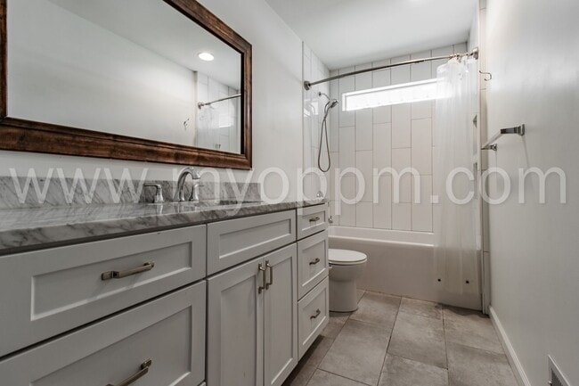 Building Photo - Stunning 3 Bedroom / 2.5 Bathroom | S. 48t...
