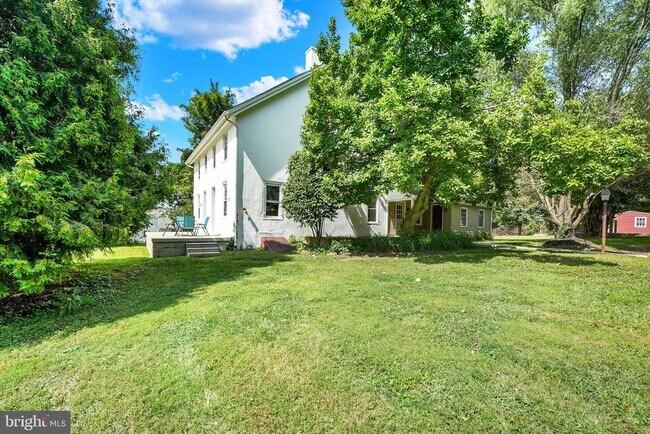 Building Photo - 211 Gale Ln