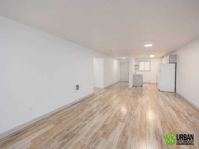 Building Photo - Charming 2-Bedroom Downstairs Condo with Community Pool