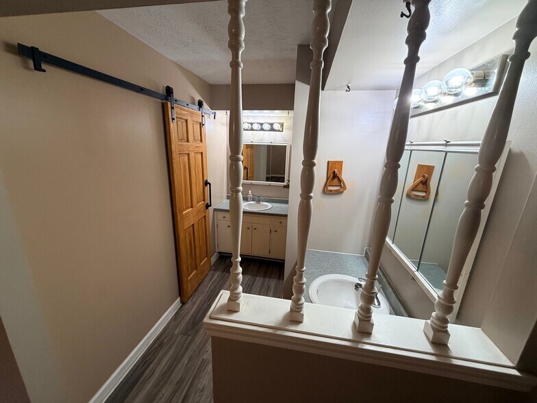 Building Photo - 548 Queenswood Dr