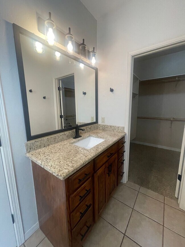 Building Photo - Gorgeous 4 bedroom/3 bathroom home located...