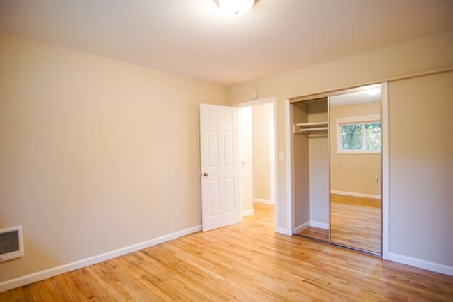 Building Photo - Updated Vintage 2Bed Courtyard Flat w/ AC & DW by Mt. Tabor!