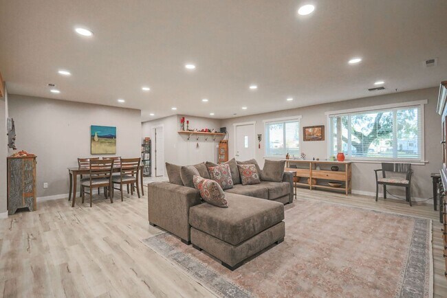 Building Photo - Full Furnished, Cozy Country Cottage Avail...