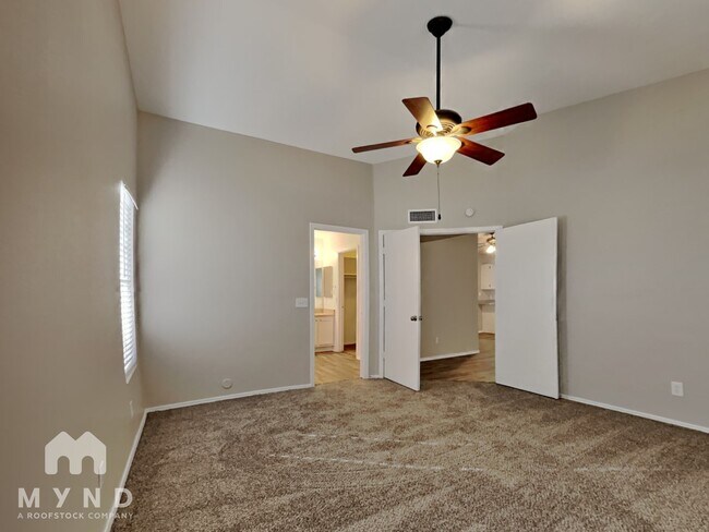 Building Photo - 8027 W Laurel Ln