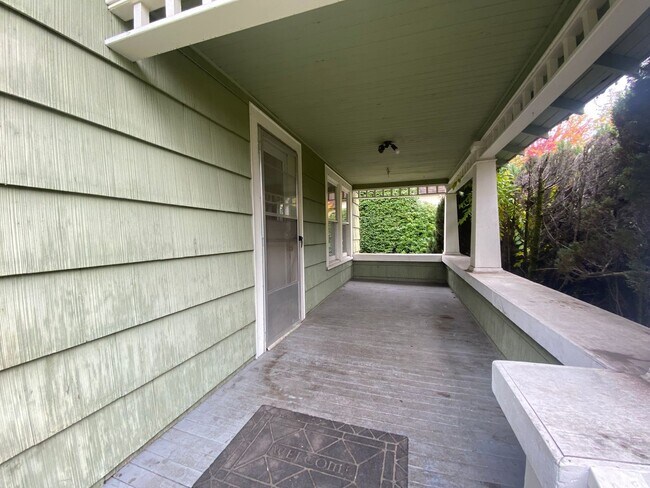Building Photo - 1647 Villard St
