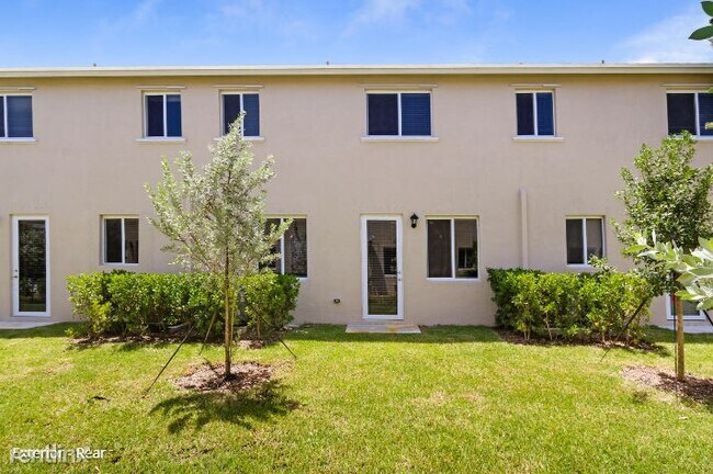 Building Photo - 2 br, 2.5 bath Townhome - 150 S Pine Islan...