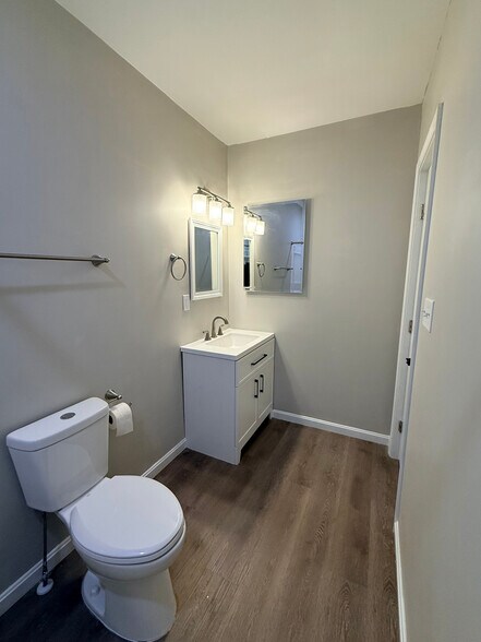 Building Photo - 737 Oak St