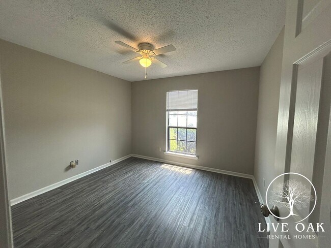 Building Photo - MOVE IN SPECIAL: $500 OFF 1ST FULL MONTH'S RENT!**