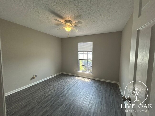 Building Photo - MOVE IN SPECIAL: $500 OFF 1ST MONTH'S RENT!**