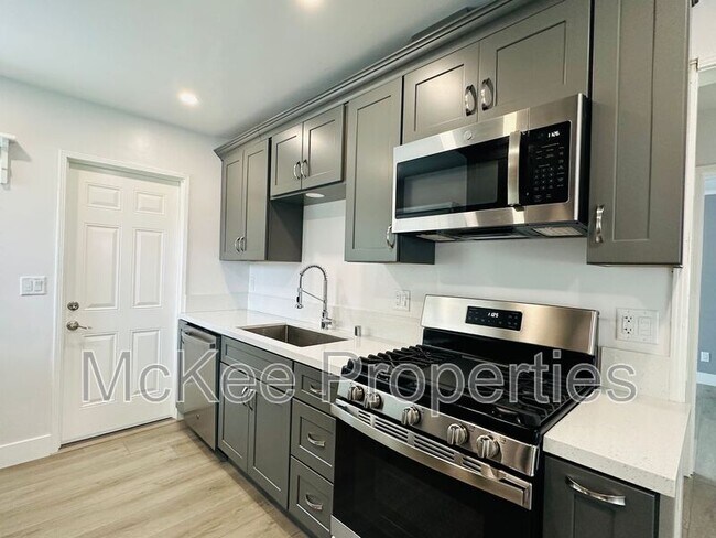 Building Photo - 1658 Cable St