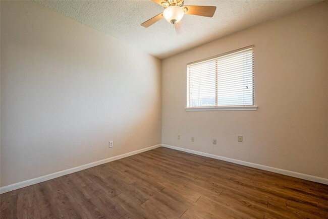 Building Photo - 606 Misty Creek Dr